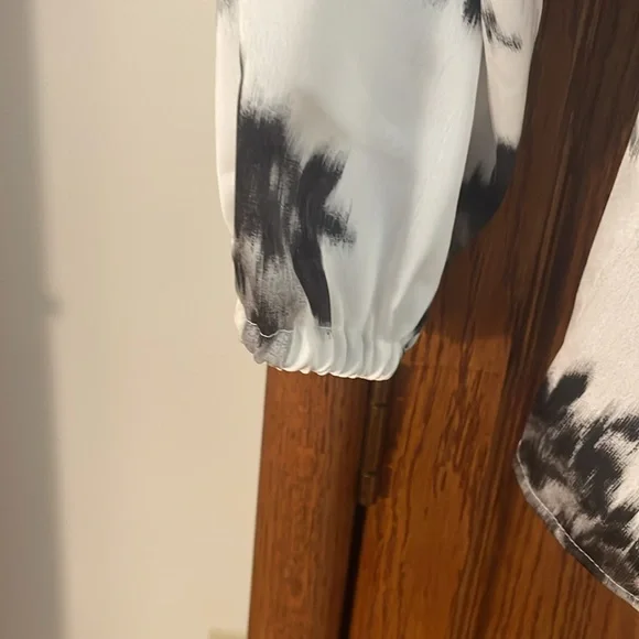 Ann Taylor Black and White Floral Blouse size M - Picture 4 of 6